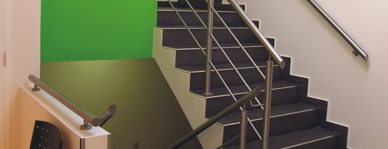 Escalera con barandas