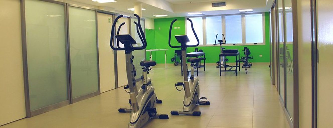 Gimnasio de rehabilitación con bicicletas fijas